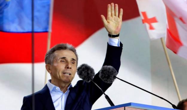 کودک پابرهنه‌ای که مردی میلیاردر شد و کشوری را خرید