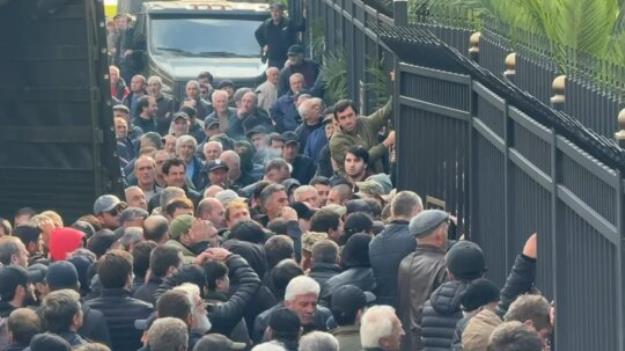  حمله معترضان مخالف دولت به پارلمان جمهوری آبخازیا