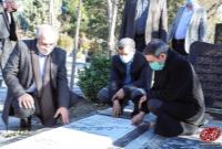 حضور دکتر احمدی نژاد بر مزار پدر بزرگوارشان، مرحوم حاج احمد احمدی‌نژاد