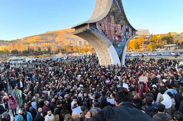 تظاهرات مردم سوریه در دمشق و درخواست برای آزادی فرزندانشان 