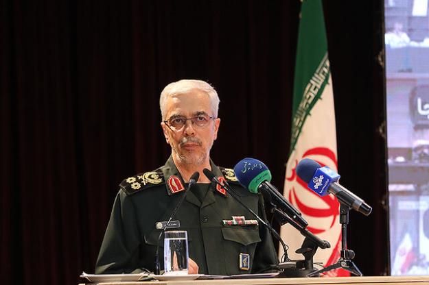  سرلشکر باقری: با سپردن امور به مردم می‌توانیم مشکلات را حل کنیم