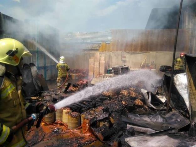 انبار فرش و لاستیک در جنوب تهران طعمه آتش شد+تصاویر