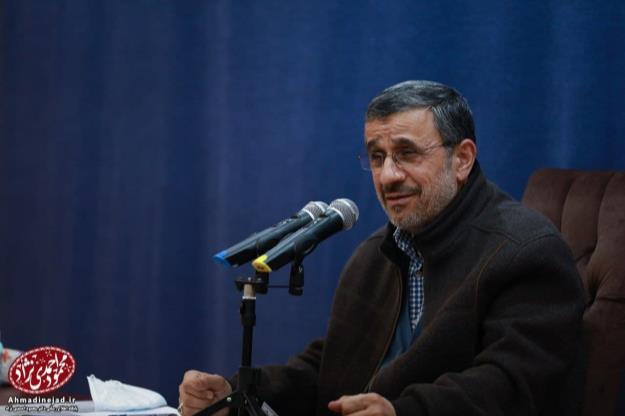 دکتر احمدی‌نژاد در دیدار با مردم قم: اصول سیاست خارجی و داخلی باید یکسان باشد