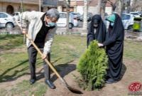 کاشت درخت سرو در روز درختکاری توسط دکتر احمدی‌نژاد در میدان ۷۲ نارمک تهران