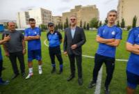 نظری استقلال را تحویل جباری داد