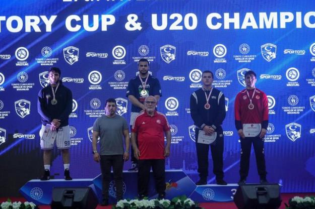 قهرمانی تیم‌های کشتی آزاد و فرنگی نوجوانان ایران