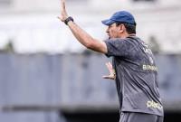 مربی شبیه کی‌روش نزدیک نیمکت استقلال