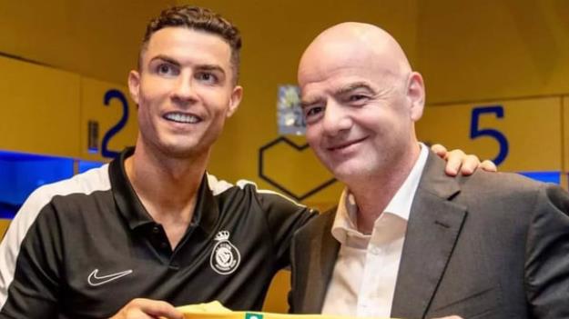 رئیس فیفا با تحریک رونالدو حرص سعودی‌ها را درآورد