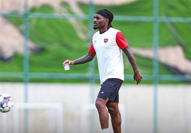 رونمایی از قرارداد ۲ ساله بیفوما با استقلال خوزستان