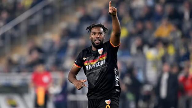 استقلال مهاجم گلزن خارجی خرید