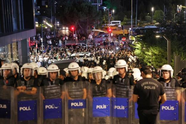  اعتراضات شبانه در استانبول؛ دسترسی به شبکه‌های اجتماعی محدود شد