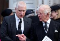 پادشاه انگلیس برادرش را از عناوین درباری خلع و اخراج کرد