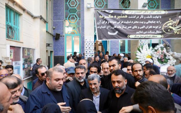 متن و حاشیه‌ی مراسم ترحیم بانو زرین احمدی‌نژاد