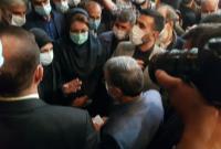  ابراز محبت و درددل مردم با دکتر احمدی نژاد، پس از پایان مراسم عزاداری در جمع خانواده های شهدا 