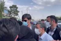  فیروزآباد؛ ابراز محبت مردم به دکتر احمدی نژاد در مسیر شیراز