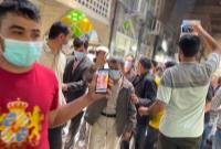  لحظات پرشور ابراز محبت مردم به دکتر احمدی‌نژاد پس از خروج از امامزاده زید در بازار تهران