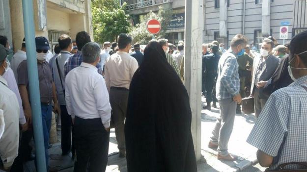 تجمع جمعی از معلمان مدارس خارج از کشور مقابل ساختمان قوه قضاییه