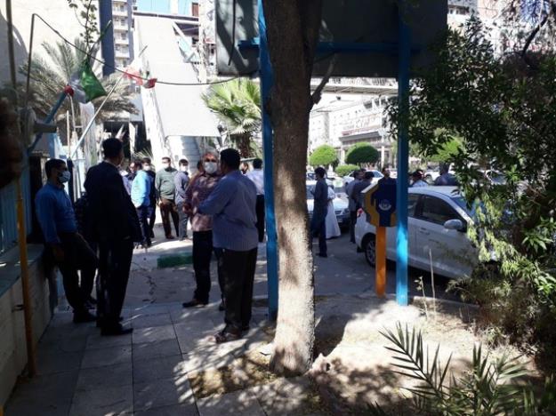  تجمع کارگران آبفای اهواز مقابل ساختمان شرکت آب و فاضلاب خوزستان 