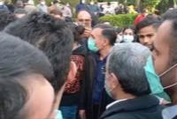  ابراز محبت مردم به دکتر احمدی‌نژاد در بارگاه خواجه شیراز