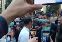  ابراز محبت مردم به دکتر احمدی‌نژاد در بارگاه خواجه شیراز