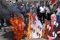فلسطینی‌ها تصاویر محمد بن زاید و ترامپ را به آتش کشیدند