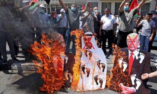 فلسطینی‌ها تصاویر محمد بن زاید و ترامپ را به آتش کشیدند