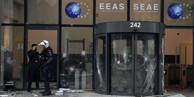 آتش زدن پرچم و تخریب دفتر اتحادیه اروپا در بروکسل