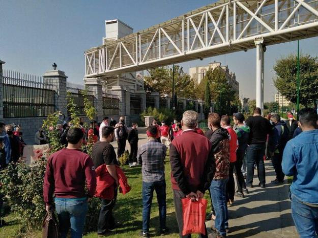  تجمع هواداران پرسپولیس مقابل مجلس