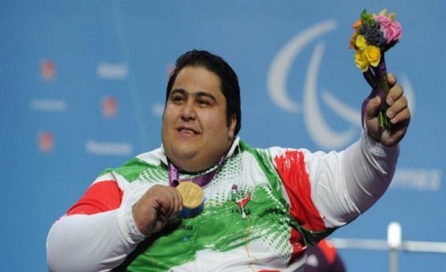 مدال‌ها و لباس‌های "سیامند رحمان" به موزه ملی ورزش اهدا شد