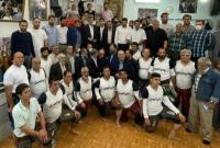 حضور دکتر احمدی نژاد در زورخانه بیت العباس و عکس یادگاری با ایشان