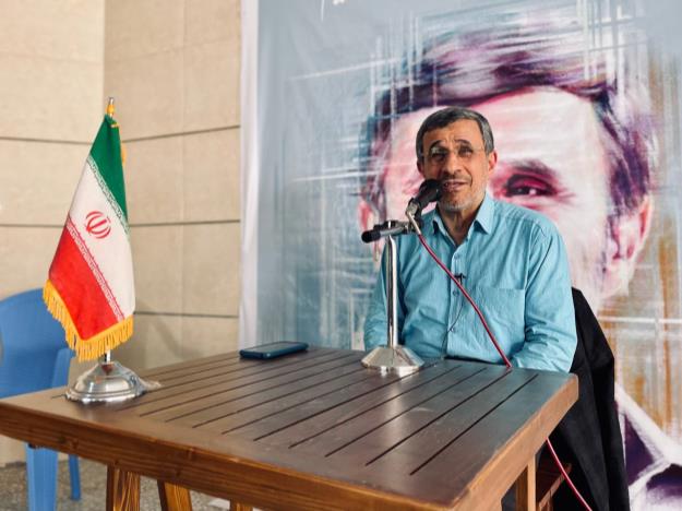 دکتر احمدی نژاد: سیل انسانی در کل دنیا و در ایران به طور خاص دارد می آید و گام اول آن نارضایتی عمومی است