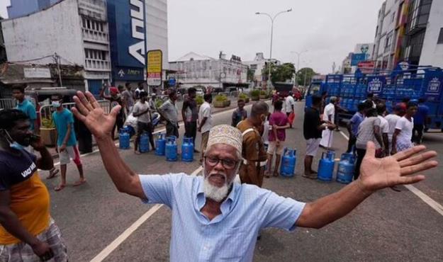  نخست وزیر سریلانکا استعفا کرد/ پلیس منع آمد و شد اعلام کرد