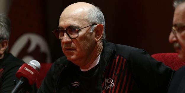  انعقاد قرارداد رسمی تراکتور با قربان بردیف+عکس 