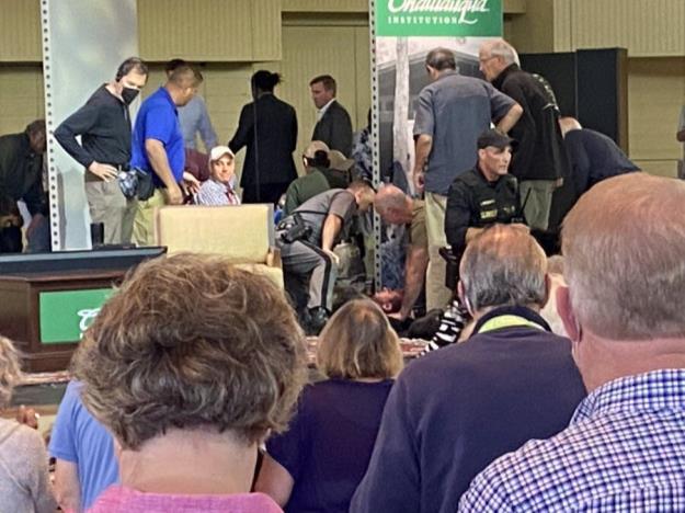 حمله به 'سلمان رشدی' در نیویورک + عکس 