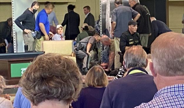 حمله به 'سلمان رشدی' در نیویورک + عکس 