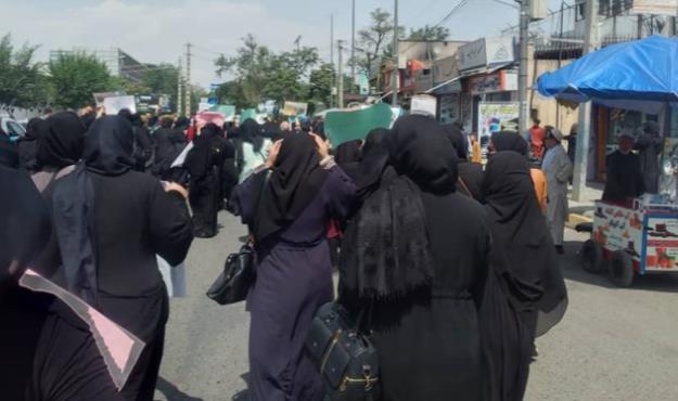 تظاهرات بانوان افغانستانی در اعتراض به تعطیلی مدارس دخترانه