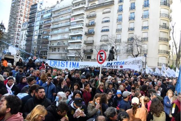 هزاران آرژانتینی در حمایت از رئیس‌جمهوری سابق به خیابان‌ها آمدند