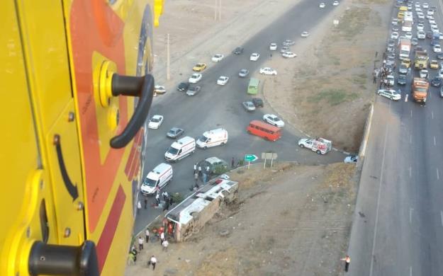 یک دستگاه اتوبوس در آزاد راه کرج - قزوین واژگون شد