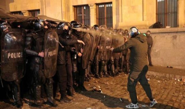 درگیری شبانه پلیس و معترضان گرجستانی مقابل پارلمان