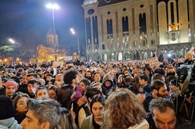  تلاش معترضان گرجستانی برای ورود به پارلمان 