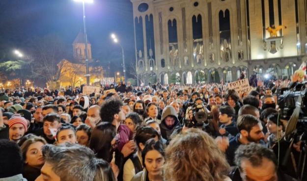  تلاش معترضان گرجستانی برای ورود به پارلمان 