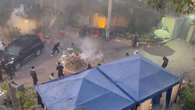 حضور عمران ‌خان با ماسک شیمیایی در میان حامیانش