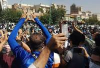  تجمع دوباره هواداران استقلال مقابل مجلس شورای اسلامی 