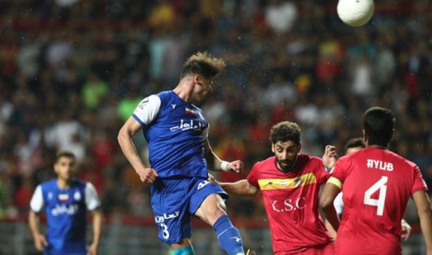 توقف استقلال مقابل فولاد در شب باران پرتاب اشیا