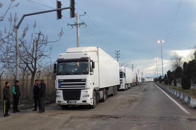 معطلی ۱۷ روزه کامیون‌ها در مرز ایران و آذربایجان/ موضوعات سیاسی بر تجارت ایران سایه انداخته!