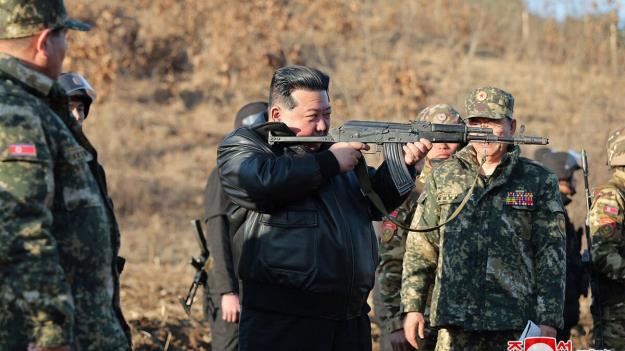 بازدید رهبر کره شمالی از پایگاه ارتش + عکس