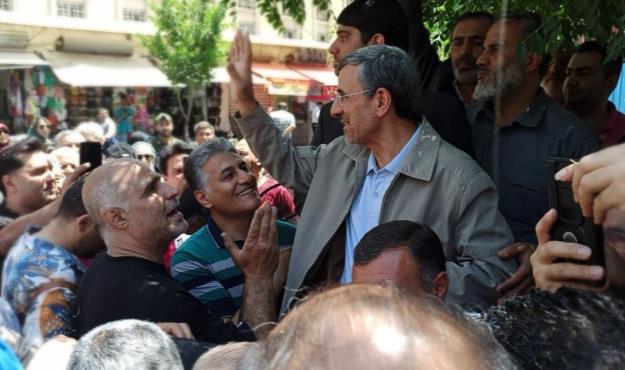استقبال پرشور مردم از دکتر احمدی‌نژاد در بازار تهران + فیلم و تصاویر