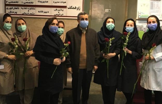 قدردانی دکتر احمدینژاد از زحمات پرستاران و کادر درمان با حضور در یکی از بیمارستانهای تهران + فیلم و تصاویر