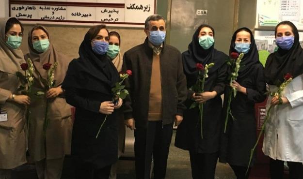 قدردانی دکتر احمدی‌نژاد از زحمات پرستاران و کادر درمان با حضور در یکی از بیمارستان‌های تهران + فیلم و تصاویر