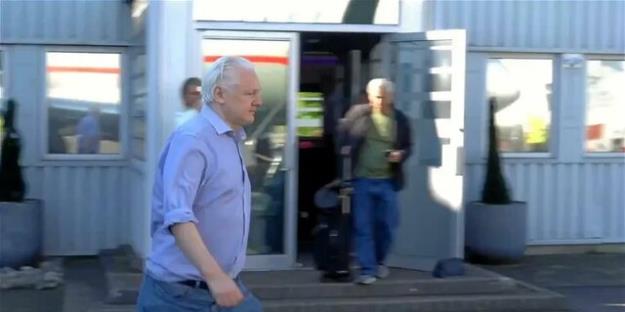  جولیان آسانژ آزاد شد و انگلیس را ترک کرد